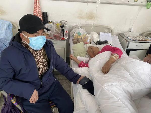 男子用AI“复活”病故父亲，向91岁不知情奶奶“报平安”